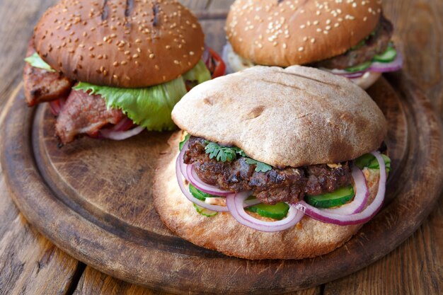 Hamburguesas en tablero de madera