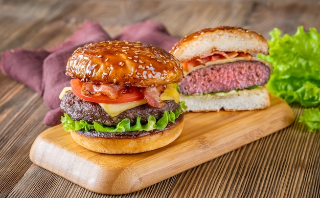 Hamburguesas en el tablero de madera