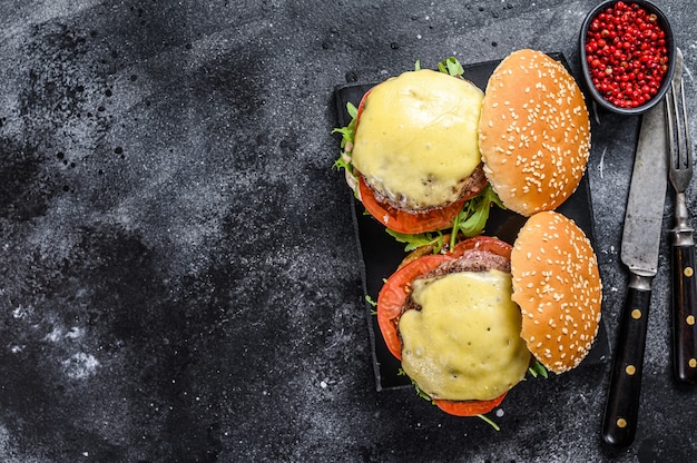 hamburguesas de ternera caseras con queso, verduras y cebolla