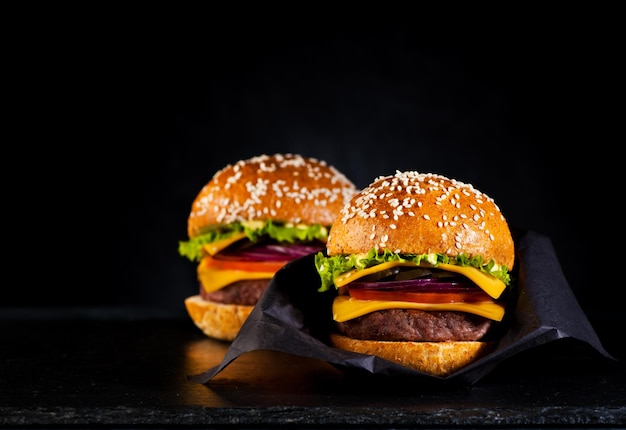 Hamburguesas de ternera o hamburguesas con queso en papel negro