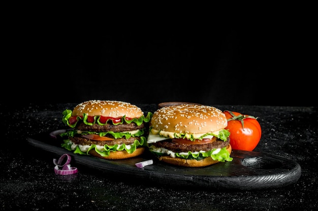 Foto hamburguesas con tomates y queso