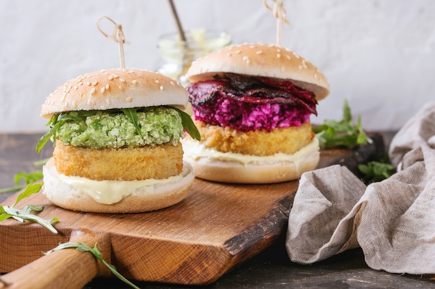 Hamburguesas veganas con aguacate, remolacha y salsa.