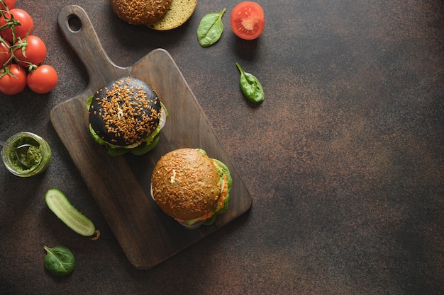 Hamburguesas veganas con albóndigas de verduras y salsa pesto