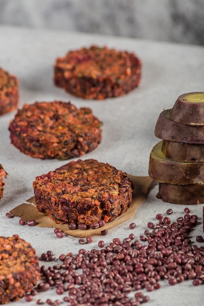 Hamburguesas veganas de batata en una mesa