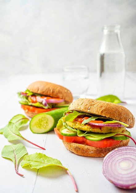 Hamburguesas veganas de lentejas con col rizada y salsa de tomate sobre un fondo blanco Concepto de comida basada en plantas