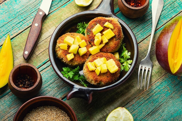 Hamburguesas veganas de quinoa y mango