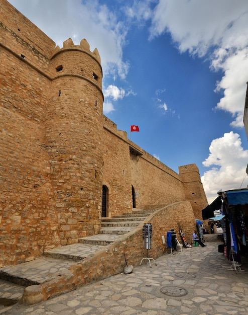 HAMMAMET TUNÍSIA OUTUBRO 2014 Muro da antiga Medina em outubro