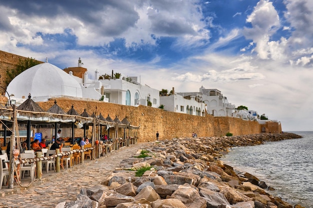 HAMMAMET TUNESIEN OKT 2014 Cafe am steinigen Strand des alten Med