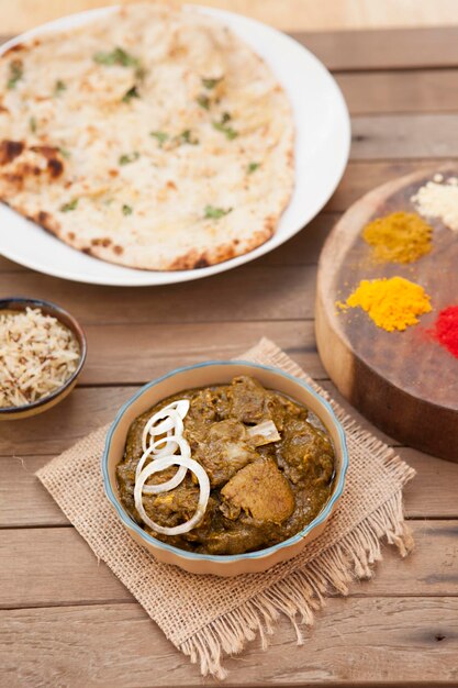 Hammel Masala, indisches Essen, Knoblauch Naan, Schalen und Teller mit indischer Draufsicht