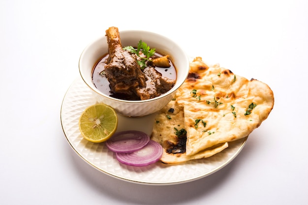 Hammelfleisch ODER Gosht Masala ODER indisches Lamm Rogan Josh mit Gewürzen, serviert mit Naan oder Roti, selektiver Fokus