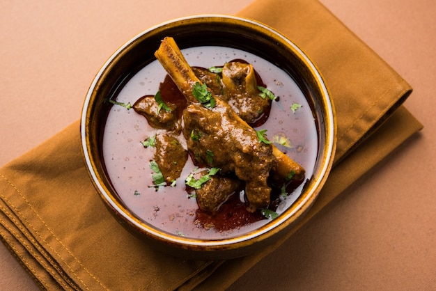 Hammelfleisch ODER Gosht Masala ODER indisches Lamm Rogan Josh mit Gewürzen, serviert mit Naan oder Roti, selektiver Fokus