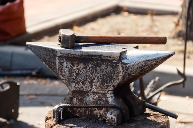 Hammer auf Amboss in Schmiede