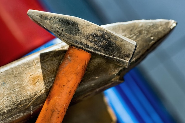 Hammer auf einem Metallamboss in einer Werkstatt Nahaufnahme von Metallbearbeitungswerkzeugen