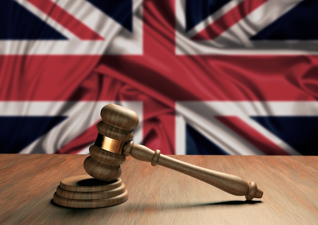 Hammer des hölzernen Richters Symbol des Gesetzes und der Gerechtigkeit mit der Flagge von England. Englischer Oberster Gerichtshof. 3D-Rendering