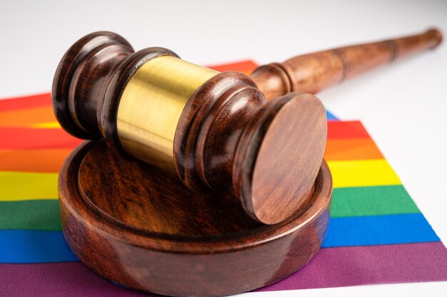 Hammer für Richter Anwalt auf Regenbogenfahne Symbol des LGBT-Pride-Monats feiern jährlich im Juni soziale schwul-lesbische bisexuelle Transgender-Menschenrechte