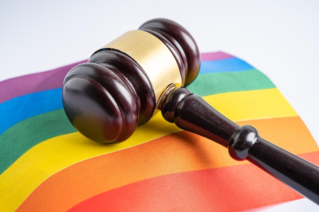 Hammer für Richter Anwalt auf Regenbogenfahne Symbol des LGBT-Pride-Monats feiern jährlich im Juni soziale schwul-lesbische bisexuelle Transgender-Menschenrechte