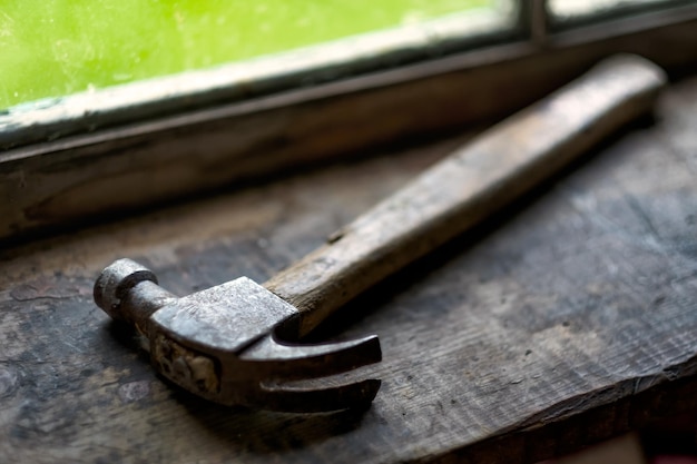 Hammer in Fensternähe Werkzeug für Zimmermannsarbeiten