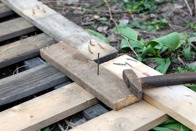 Hammer und Nägel auf dem Brett