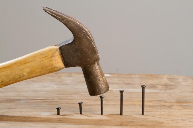 Hammer und Nägel auf dem Tisch