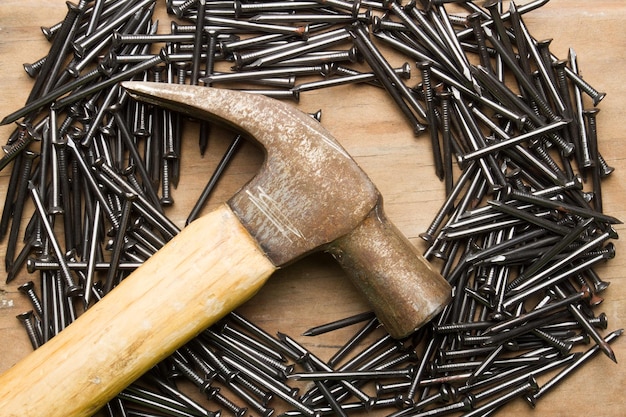 Hammer und Nägel auf dem Tisch