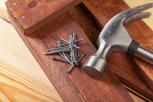 Hammer und Nägel auf Holz