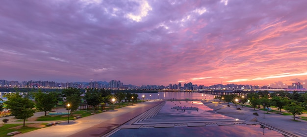 Han Fluss Seoul Stadt mit Seoul Turm an. Yeouido in Seoul, Südkorea.