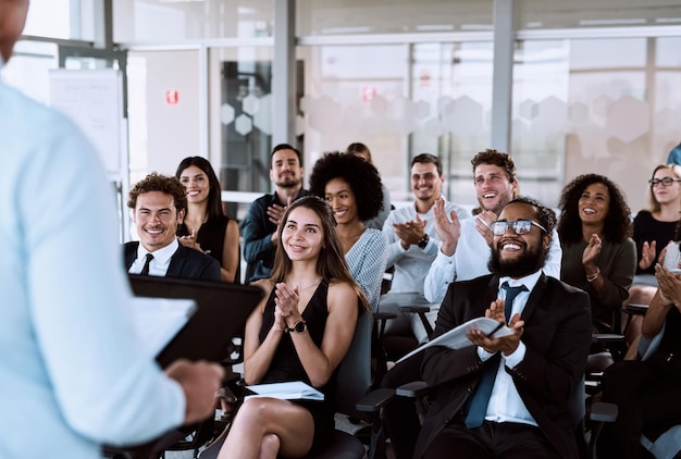 Foto se han superado sus excepciones disparo de un grupo de empresarios aplaudiendo durante una conferencia