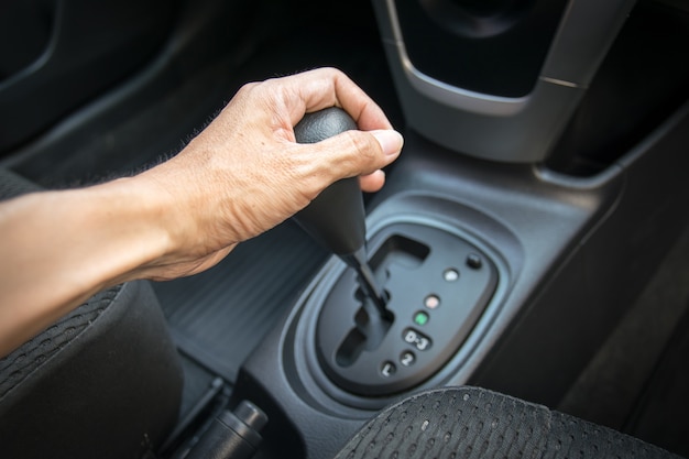 Hand auf automatische Gangschaltung