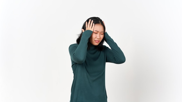 Hand auf dem Kopf für Kopfschmerz-Geste oder Kopfschmerzen einer schönen asiatischen Frau isoliert auf weißem Hintergrund