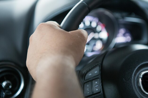 Foto hand auf dem mann, der das lenkrad des autos hält