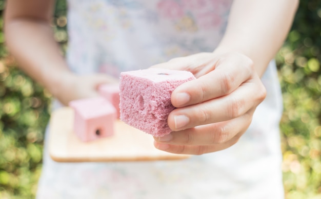 Hand auf servieren Thai gedämpfte Baumwolle Kuchen