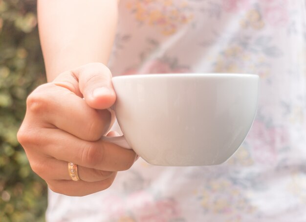 Hand auf Tasse Kaffee mit Jahrgang Filter