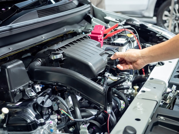 Hand berühren und prüfen Motorinnenraum neues Auto hell und klar