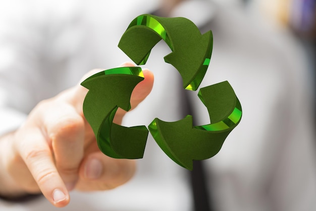 Hand berührt ein schwimmendes 3D-Recycling-Symbol