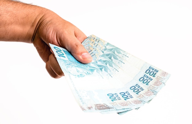 Hand bietet hundert Dollarnoten, Geld aus Brasilien