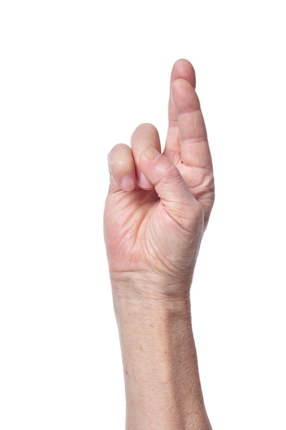 Hand der älteren Frau mit gekreuzten Fingern isoliert auf weißem Hintergrund