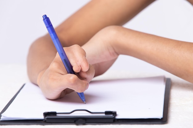 Hand der behinderten Person ohne Finger seit ihrer Kindheit Brith mit Stift, um Wortsatz auf Papier zu schreiben