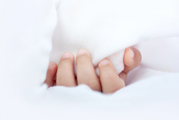 Hand des Babys im weißen Hintergrund