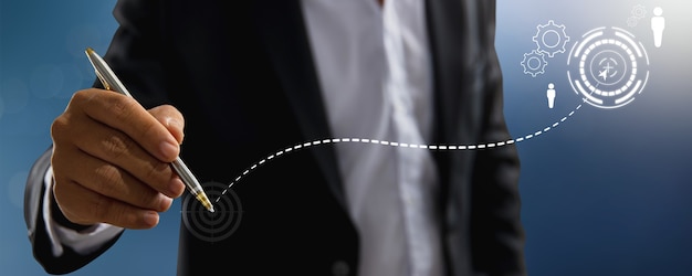 Foto hand des geschäftsmannes im anzug, der stift hält und wachsende grafik bis zum erfolg zeichnet
