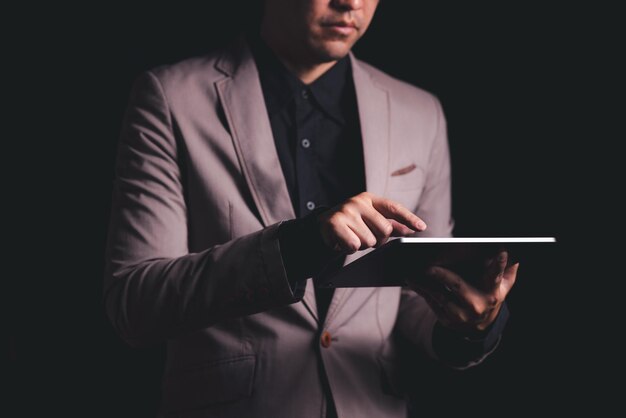 Hand des Geschäftsmannes mit Tablet hautnah Konzept der Technologie für Unternehmen
