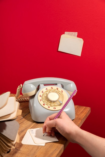 Foto hand des hohen winkels, die notizen macht