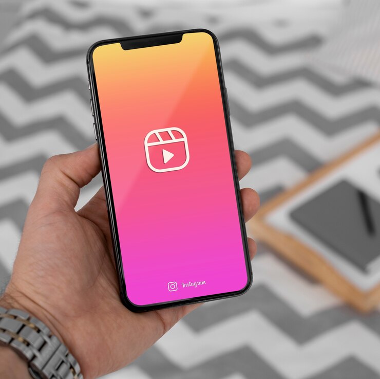 Foto hand des hohen winkels, die smartphone hält