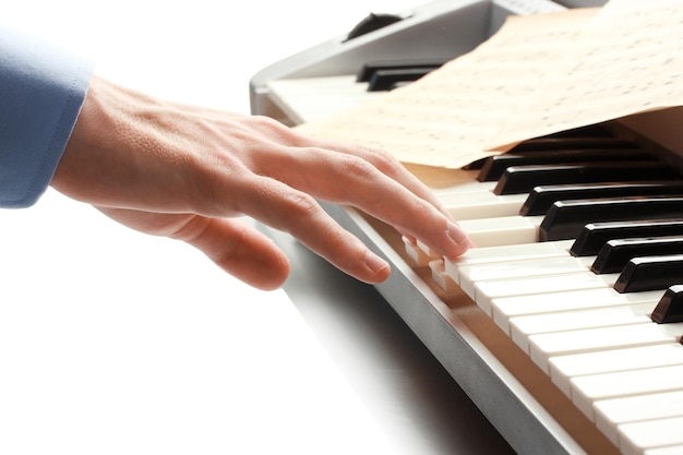 Hand des Mannes, der Klavier spielt