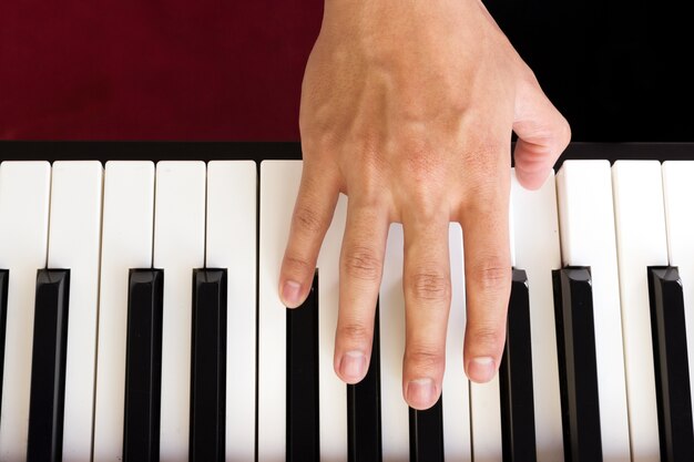 Hand des Mannes, die Klavier spielt.