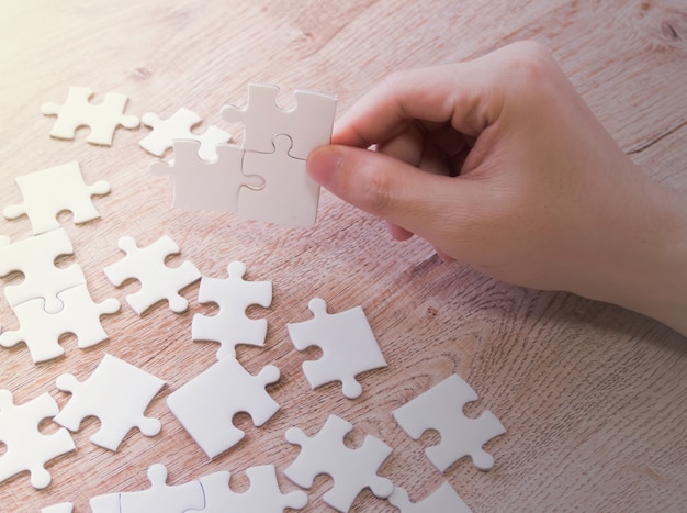 Foto hand des mannes puzzlen setzend.