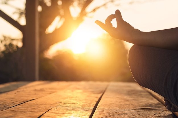 Hand des übenden Meditationsyoga der Frau