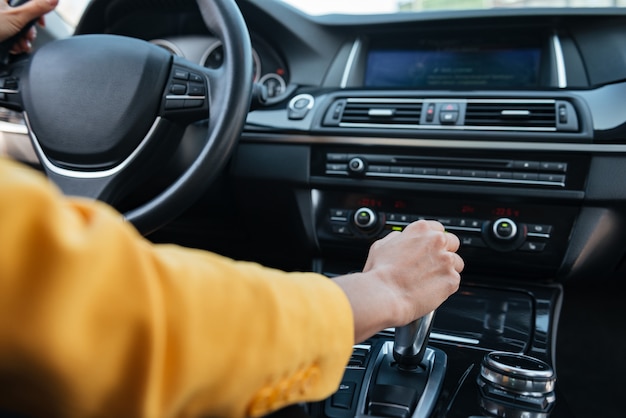 Hand des weiblichen Fahrers Schalthebel vor dem Fahren des Autos