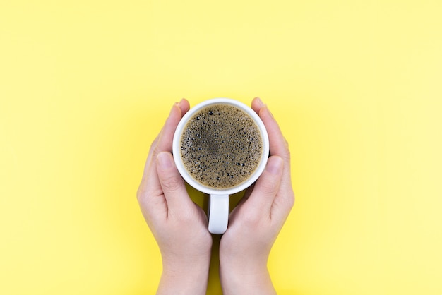 Foto hand, die americano-kaffee und weiße tasse hält