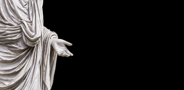 Hand, die antike Statue auf leerem schwarzem Hintergrund hält römische klassische Skulptur aus Marmor mit ...