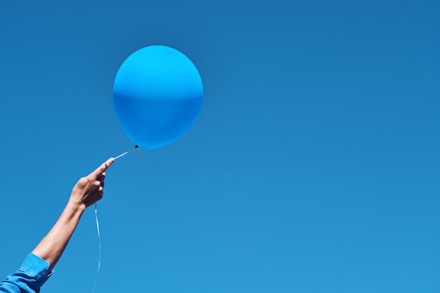 Foto hand, die ballon hält